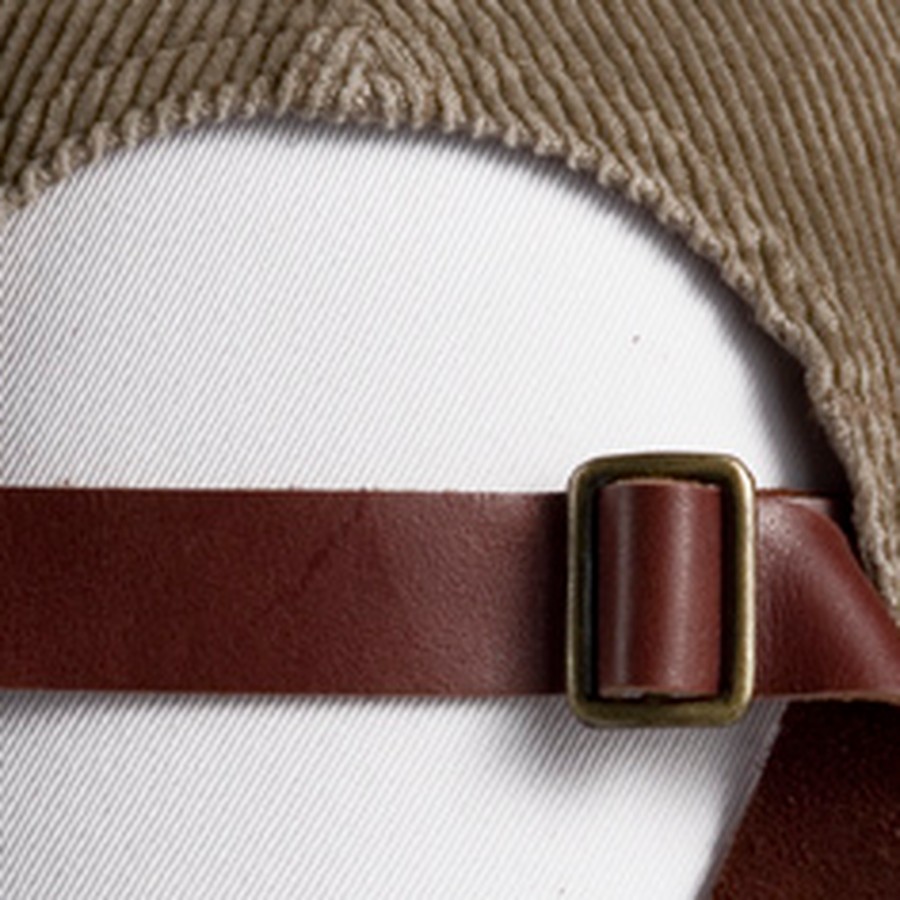 Close crop of an adjustable cap closure